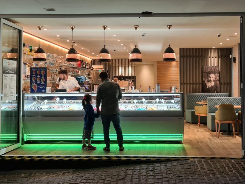 Ladenbau la dolce vita gelateria wide shot