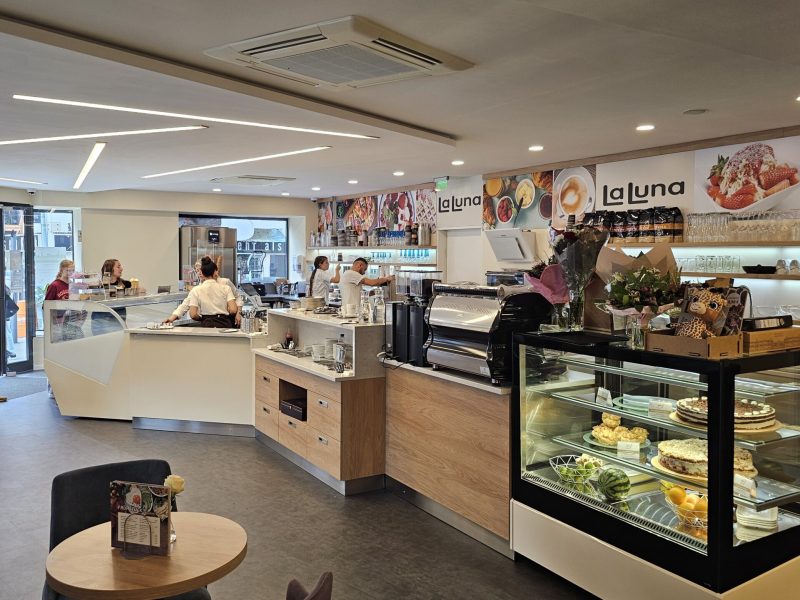 Shopfitting gelateria la luna 1.jpg