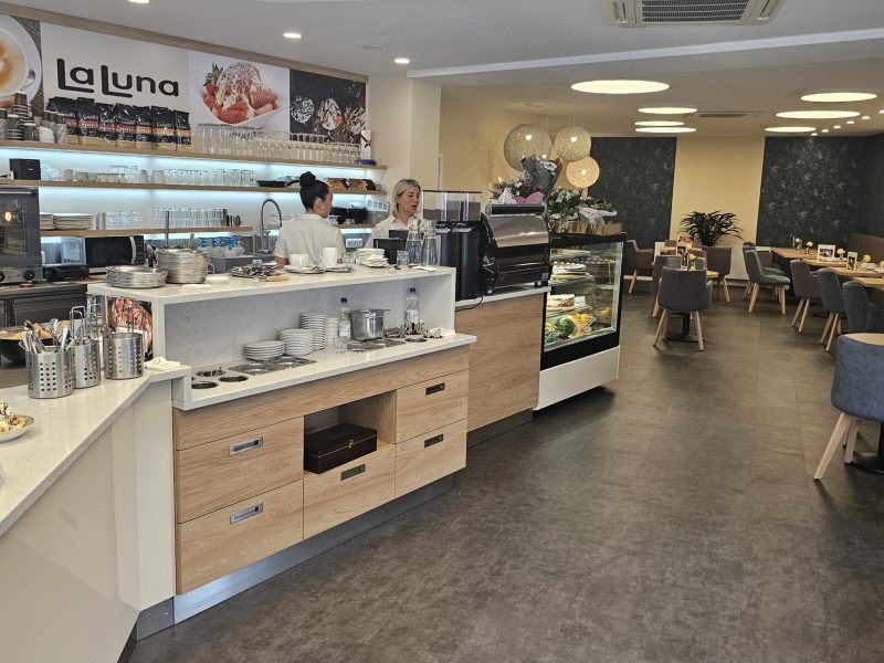 Shopfitting gelateria la luna 2.jpg