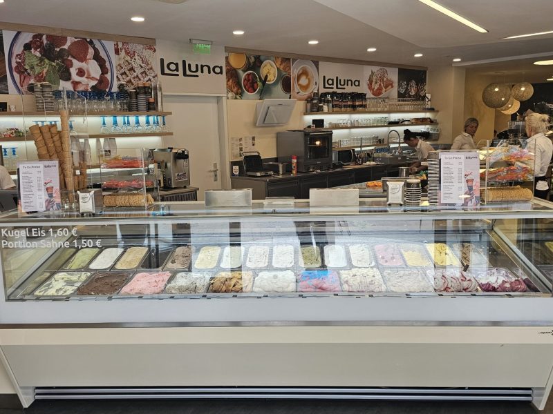 Shopfitting gelateria la luna 3.jpg